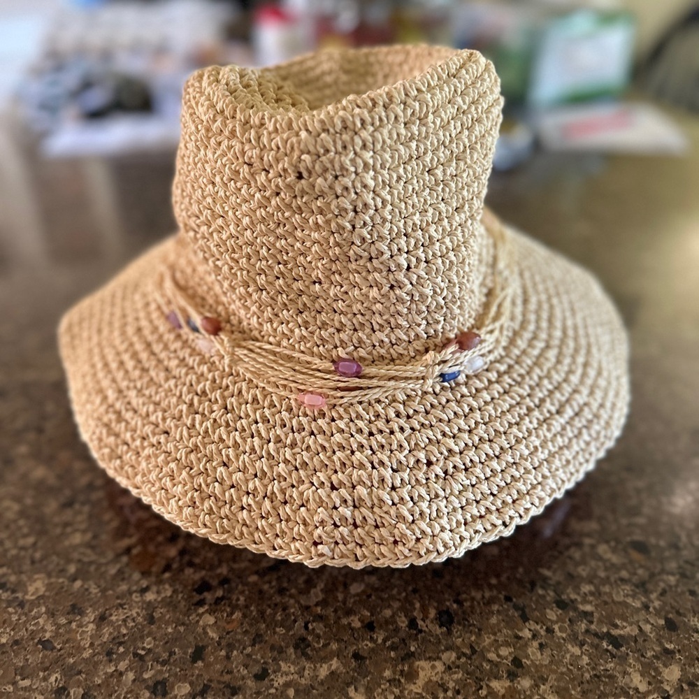 WOMENS PAPER BRAID SUN HAT. NEW CONDITION. STRING BEADS. 3โ BRIM. SIZE S/M